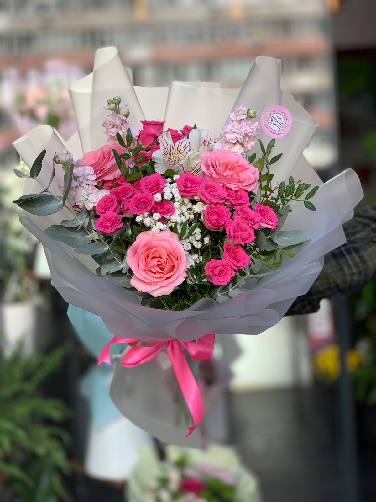 Mazzo misto di peonie e rose rosa-pesca Bucarest